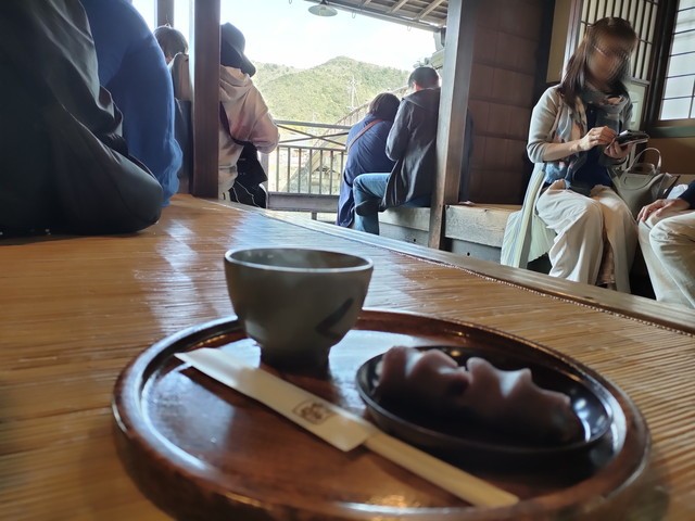 赤福本店を形作る伊勢の歴史的建造物でお茶を楽しむ